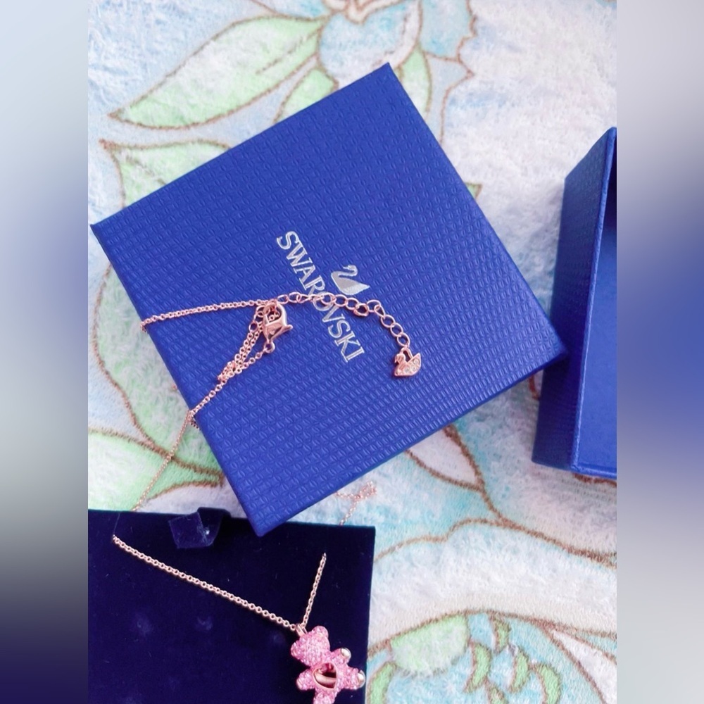 Swarovski Teddy pendant Bear, Pink, Rose gold-tone plated - Picture 5 of 11